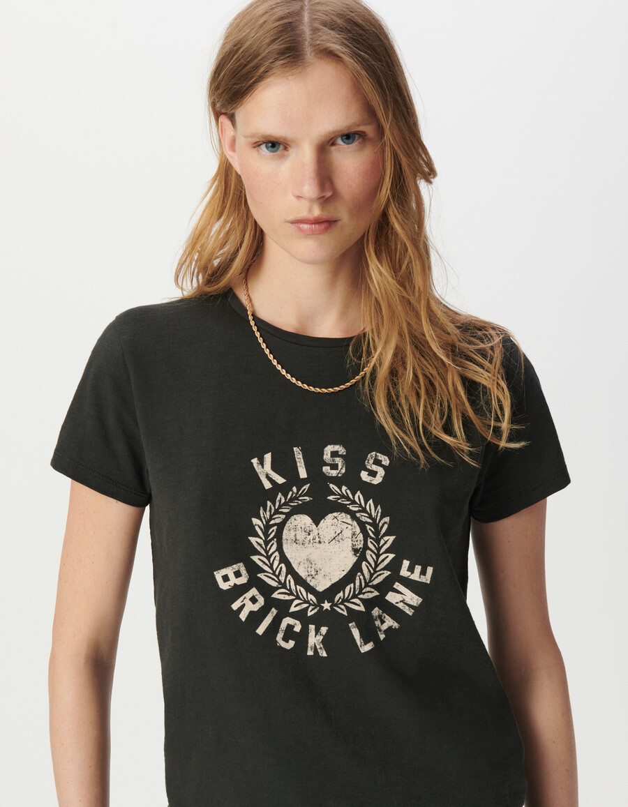 graues damen-t-shirt aus bio-baumwolle mit slogan und herzmotiv