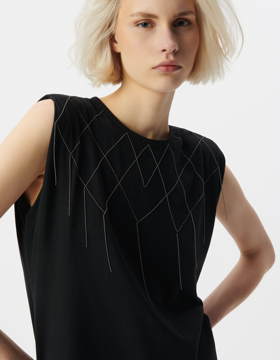 schwarzes damen-t-shirt mit schulterklappen und mikroperlenverzierung