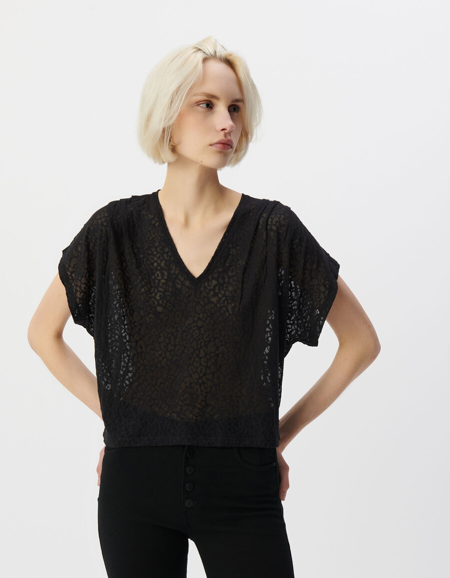 schwarzes damen-t-shirt mit v-ausschnitt und transparentem leopardenmuster