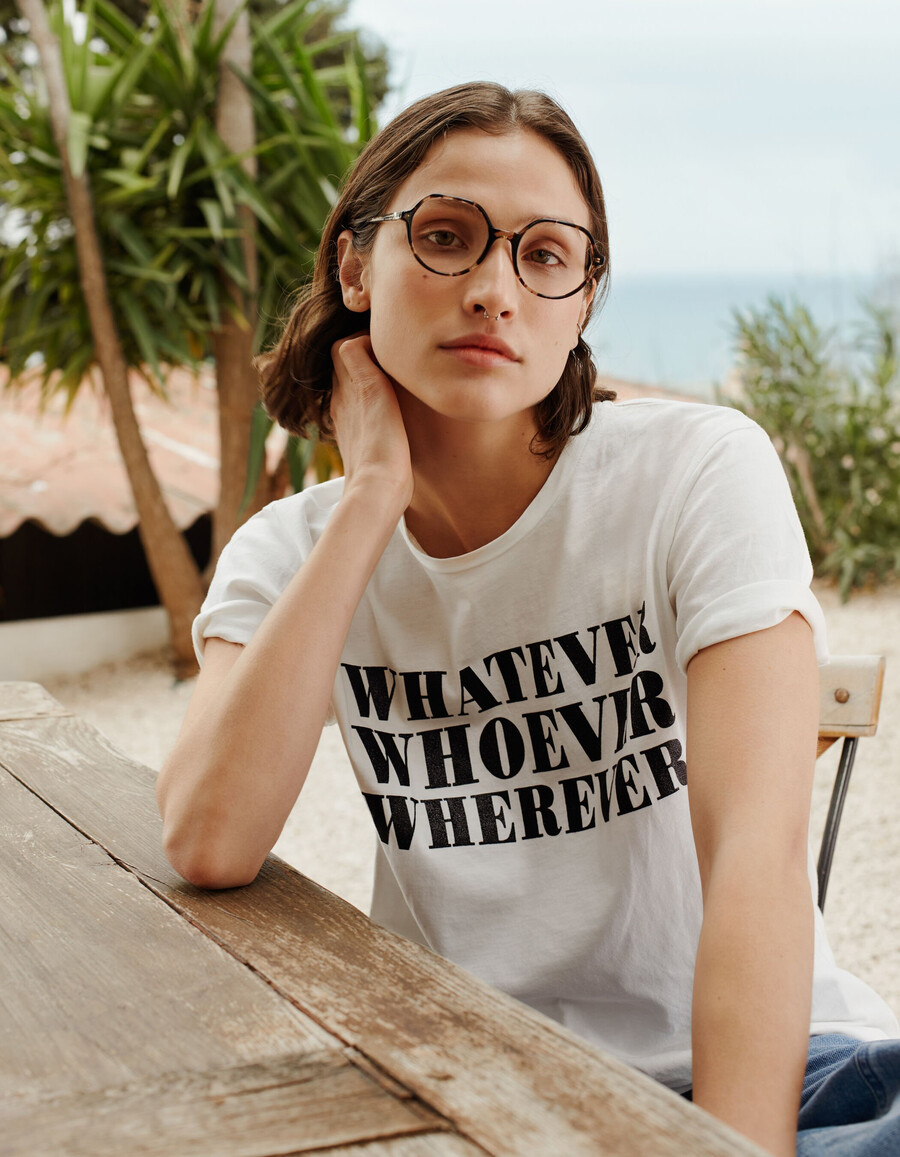 weißes damen-t-shirt mit schwarzem glitzer-slogan