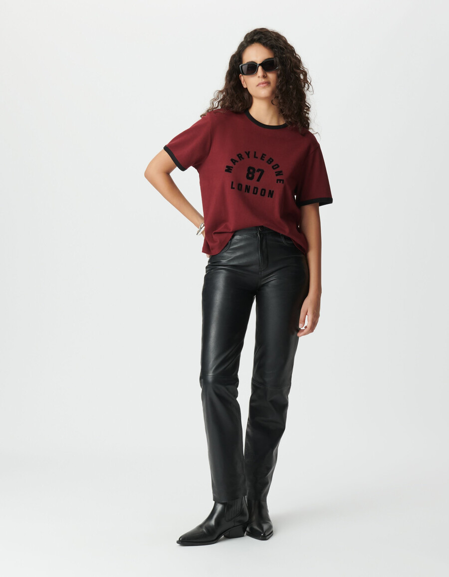 burgunderrotes damen-t-shirt mit beflocktem samt-slogan