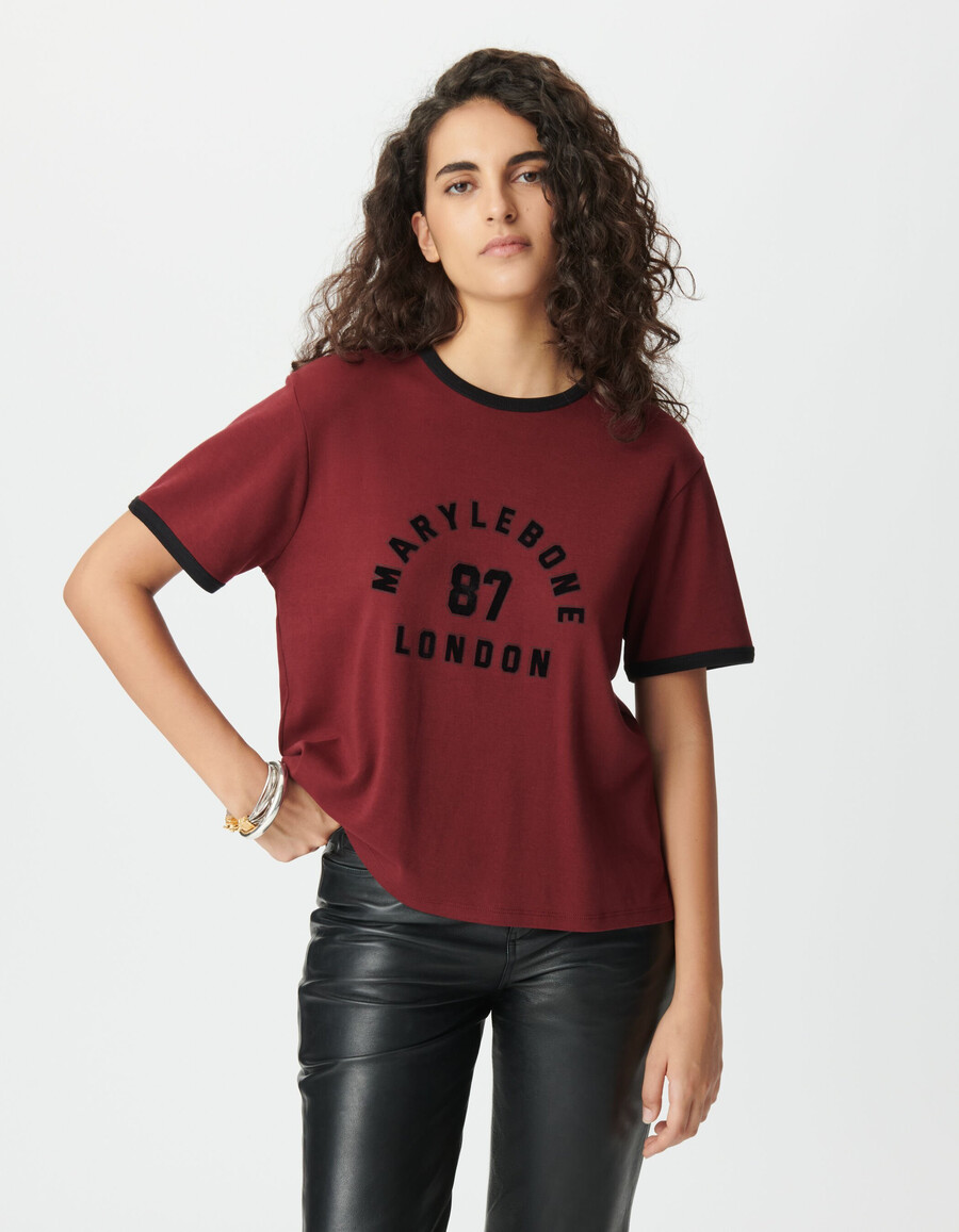 burgunderrotes damen-t-shirt mit beflocktem samt-slogan