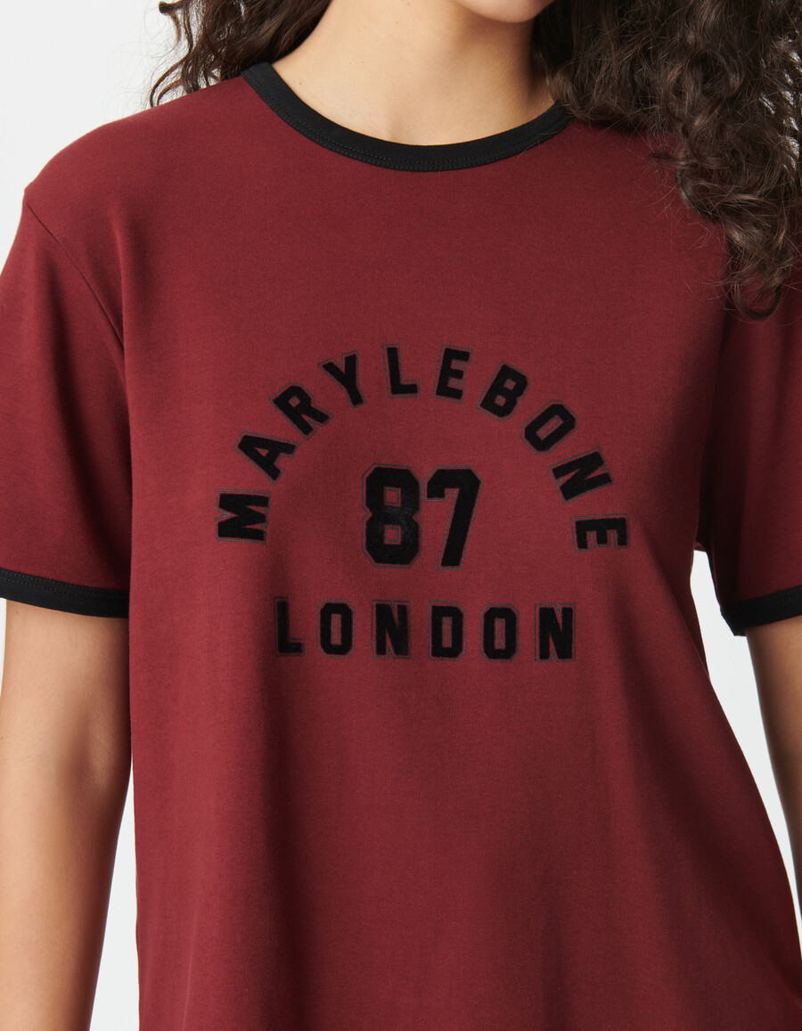 burgunderrotes damen-t-shirt mit beflocktem samt-slogan