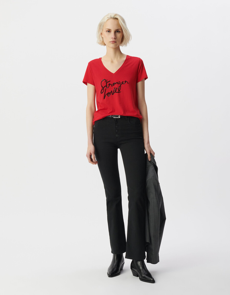 rotes damen-t-shirt mit kurzen ärmeln und gesticktem slogan