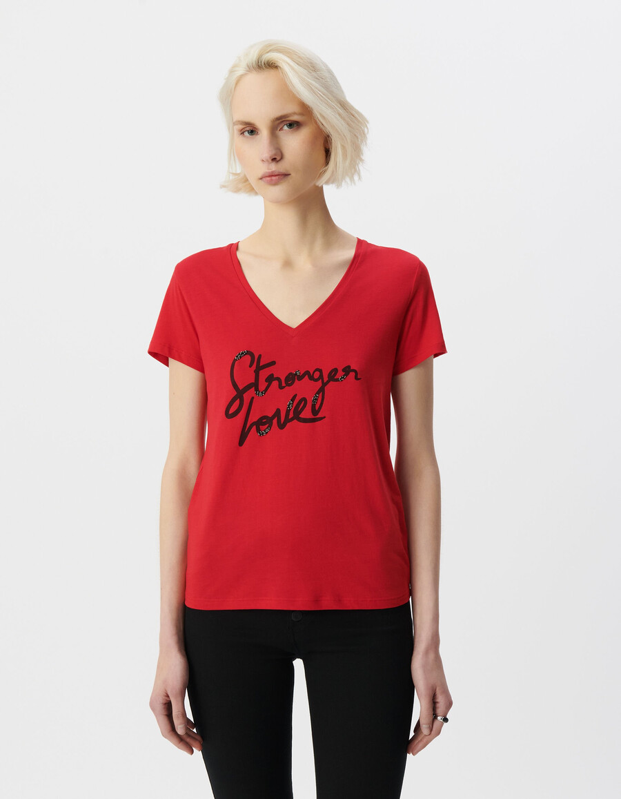 rotes damen-t-shirt mit kurzen ärmeln und gesticktem slogan