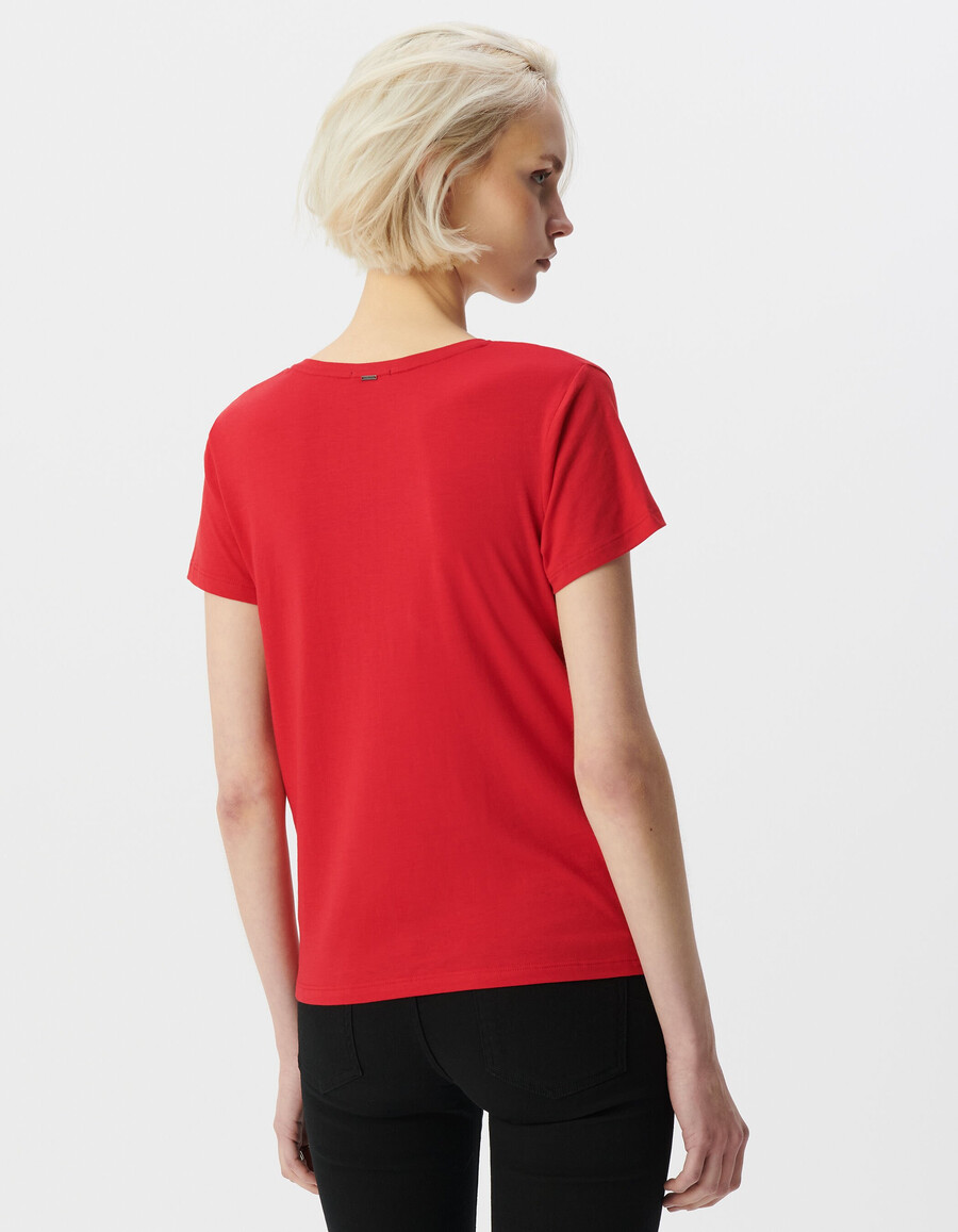 rotes damen-t-shirt mit kurzen ärmeln und gesticktem slogan