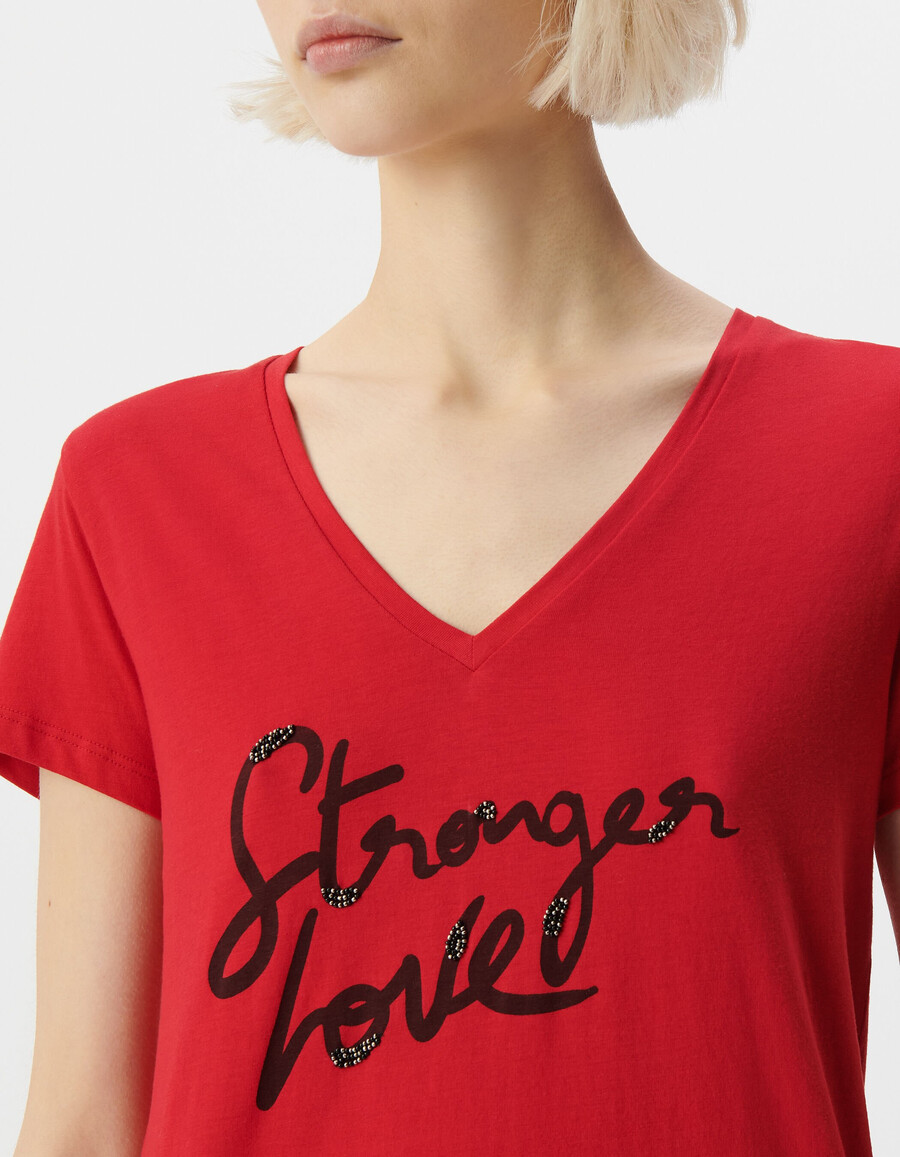 rotes damen-t-shirt mit kurzen ärmeln und gesticktem slogan
