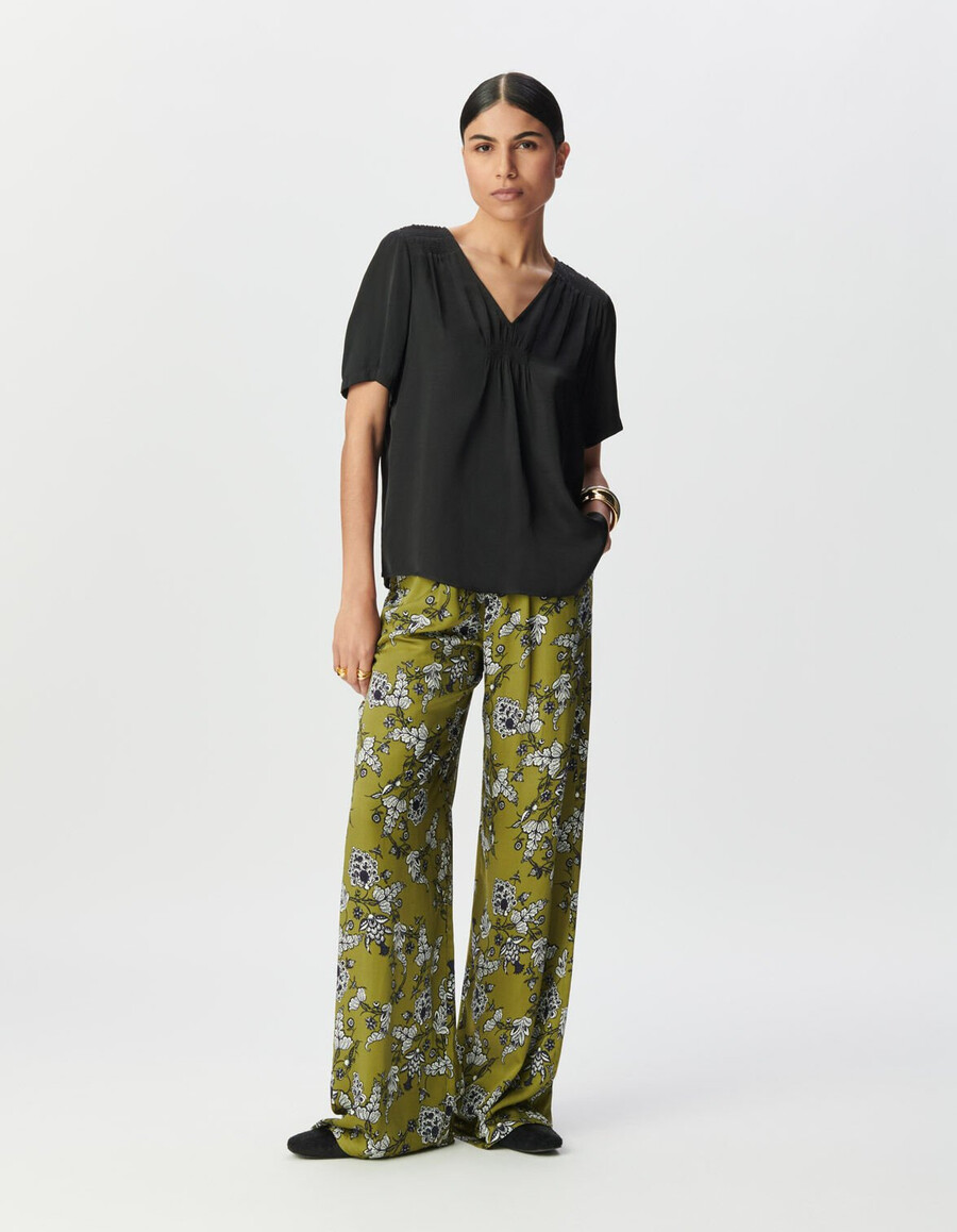 schwarzes kurzärmeliges satin-top für damen mit smokdetails