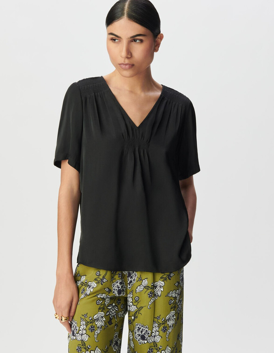 schwarzes kurzärmeliges satin-top für damen mit smokdetails