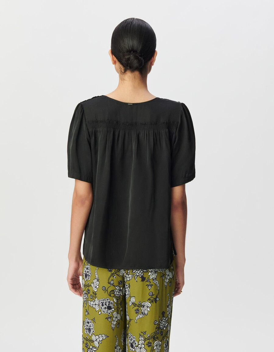 schwarzes kurzärmeliges satin-top für damen mit smokdetails