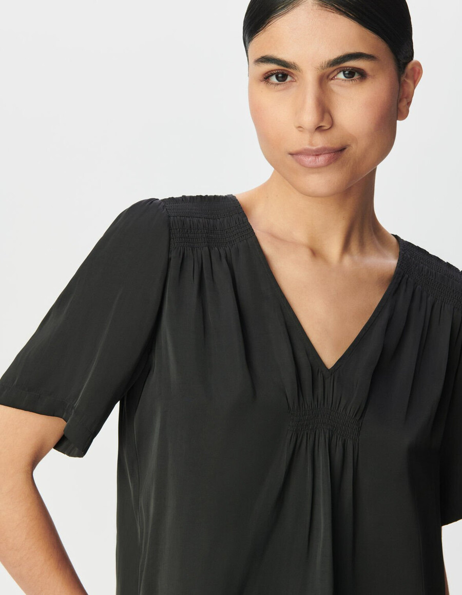 schwarzes kurzärmeliges satin-top für damen mit smokdetails