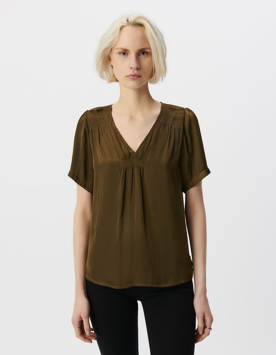 damen-t-shirt aus khakifarbenem satin mit kurzen ärmeln und smokdetails