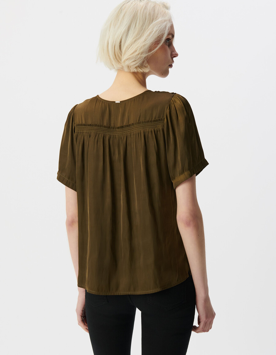 damen-t-shirt aus khakifarbenem satin mit kurzen ärmeln und smokdetails