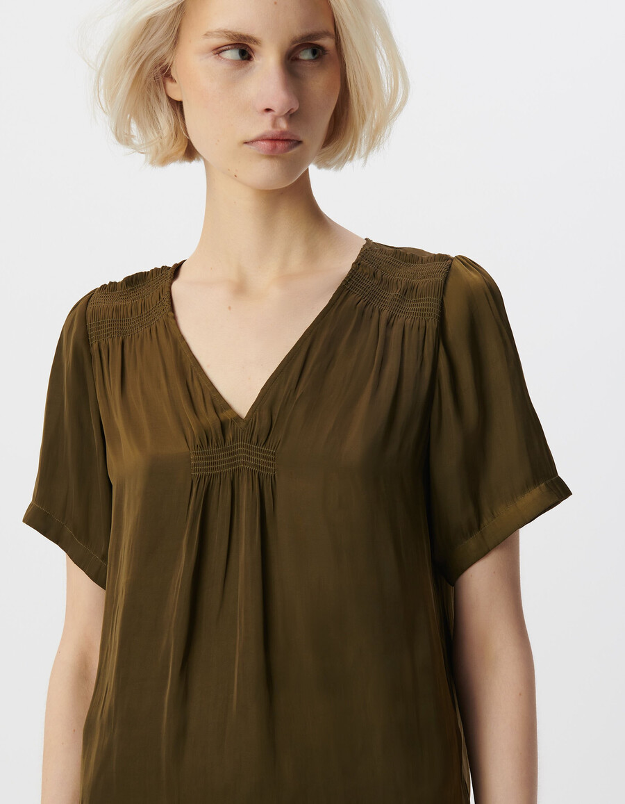damen-t-shirt aus khakifarbenem satin mit kurzen ärmeln und smokdetails