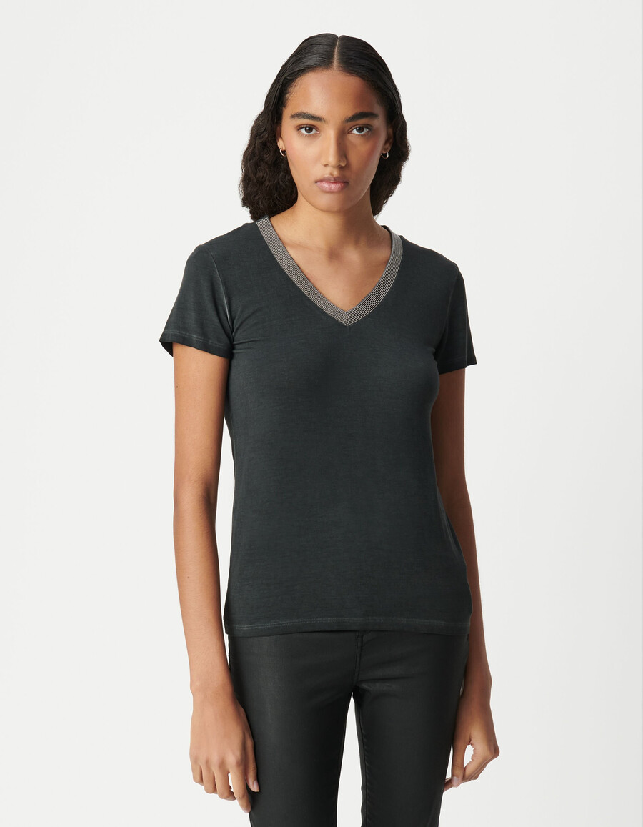 schwarzes damen-t-shirt mit kurzen ärmeln und v-ausschnitt