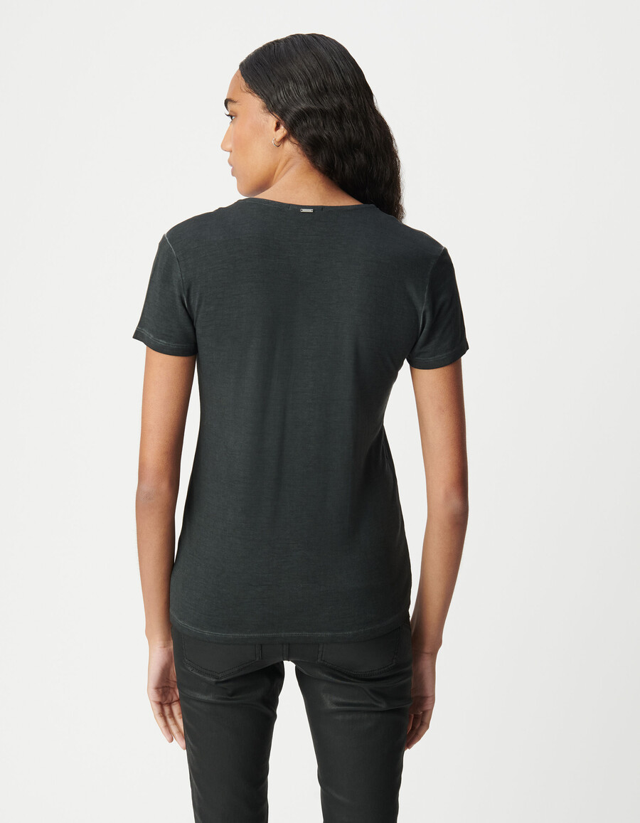 schwarzes damen-t-shirt mit kurzen ärmeln und v-ausschnitt
