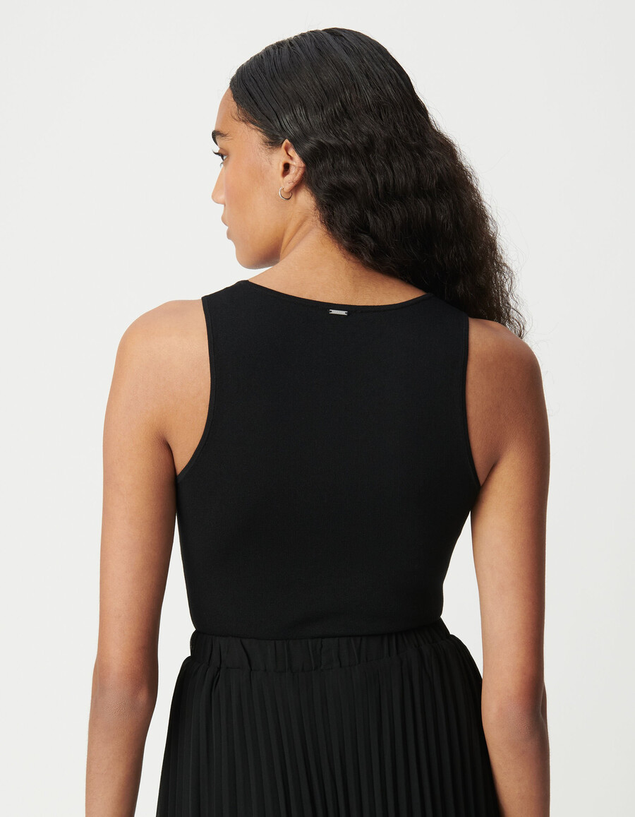 schwarzes ärmelloses stricktop für damen mit nieten