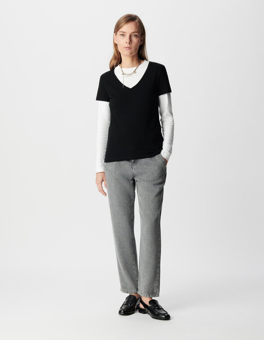 schwarzes damen-t-shirt mit v-ausschnitt und chevron-stickerei am rücken