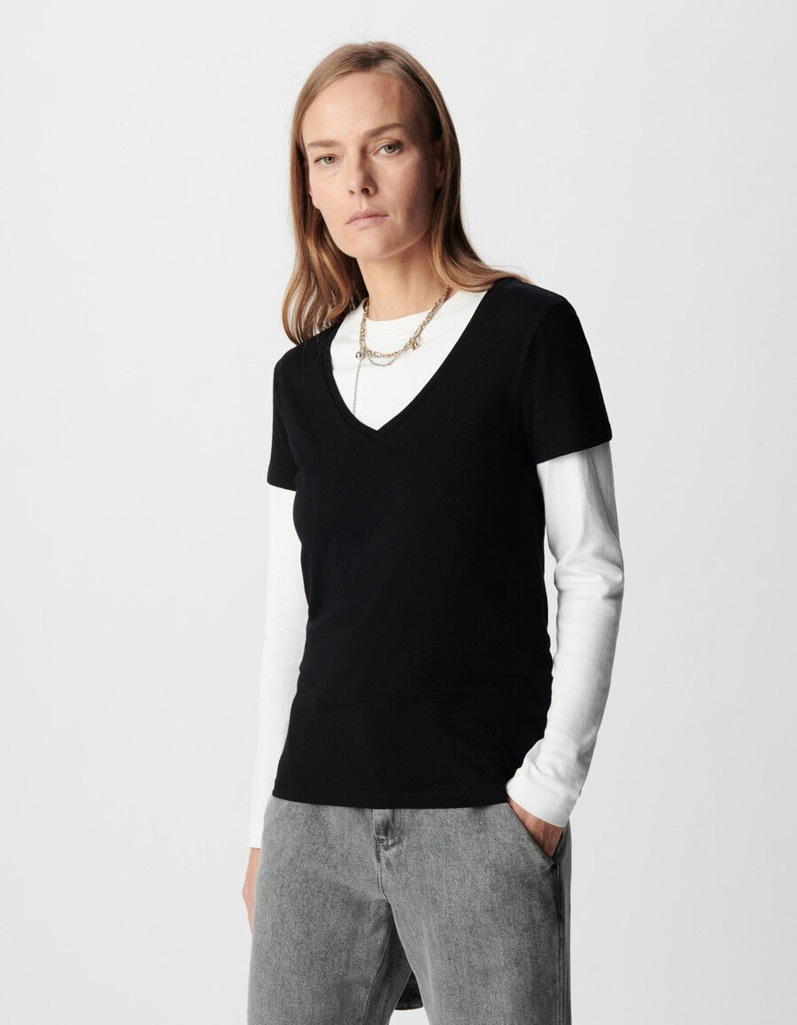 schwarzes damen-t-shirt mit v-ausschnitt und chevron-stickerei am rücken