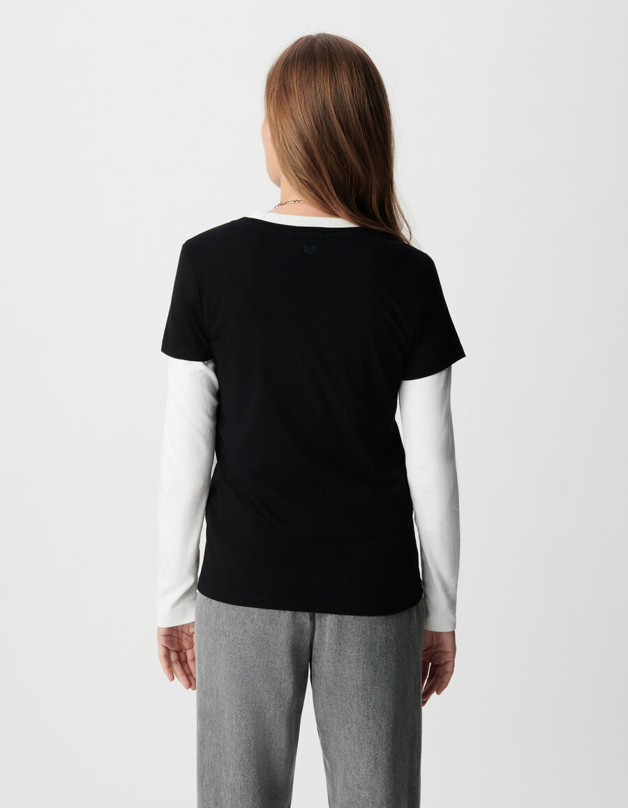 schwarzes damen-t-shirt mit v-ausschnitt und chevron-stickerei am rücken