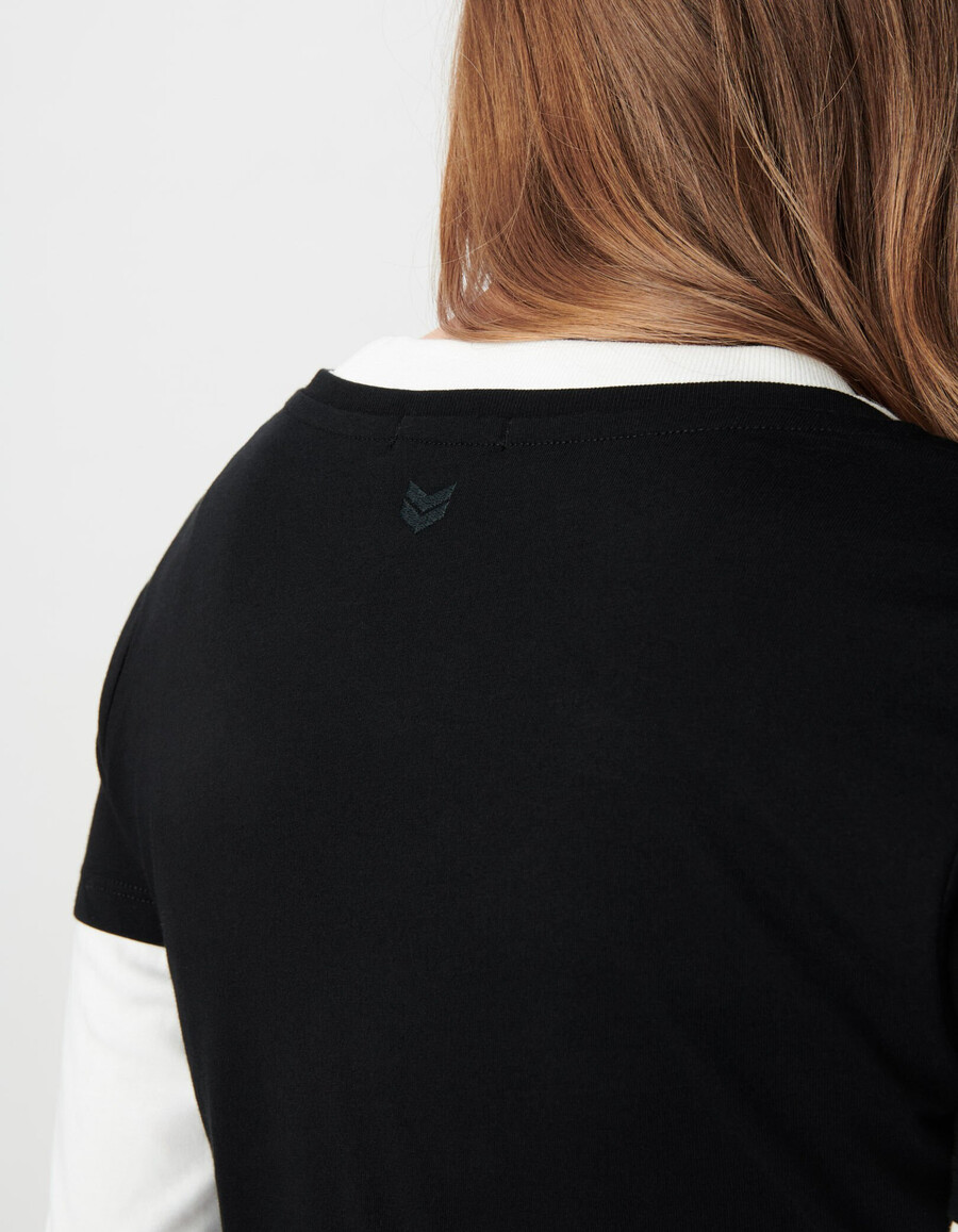 schwarzes damen-t-shirt mit v-ausschnitt und chevron-stickerei am rücken