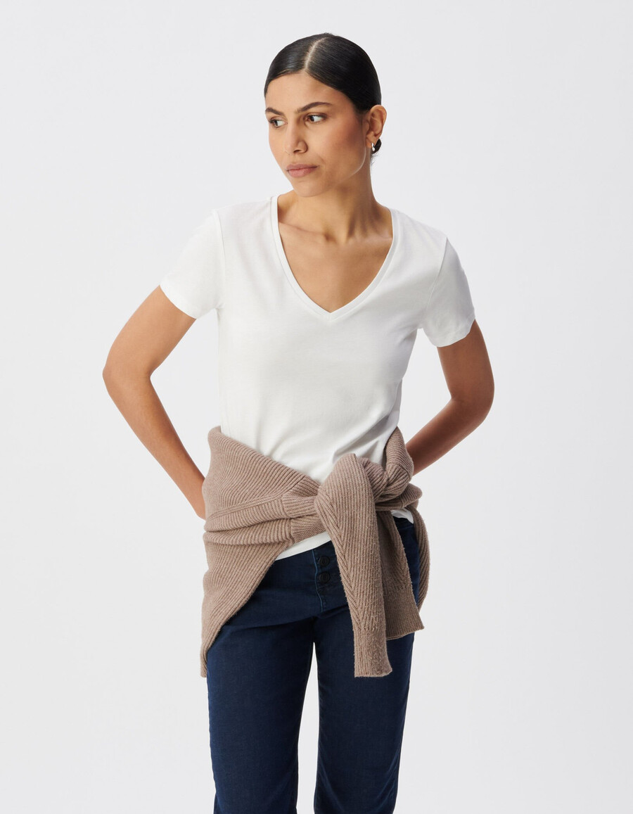 weißes damen-t-shirt mit v-ausschnitt und chevron-stickerei am rücken
