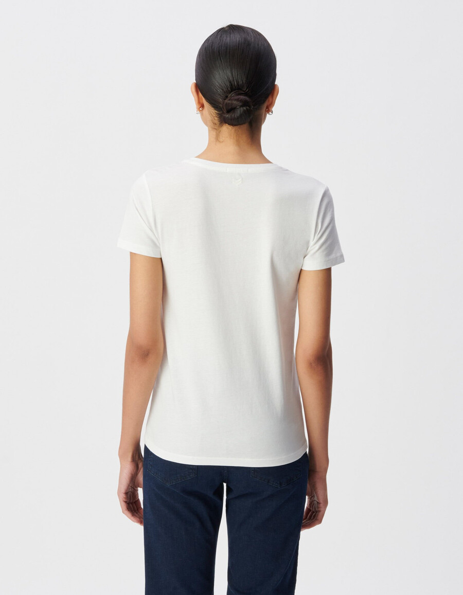 weißes damen-t-shirt mit v-ausschnitt und chevron-stickerei am rücken