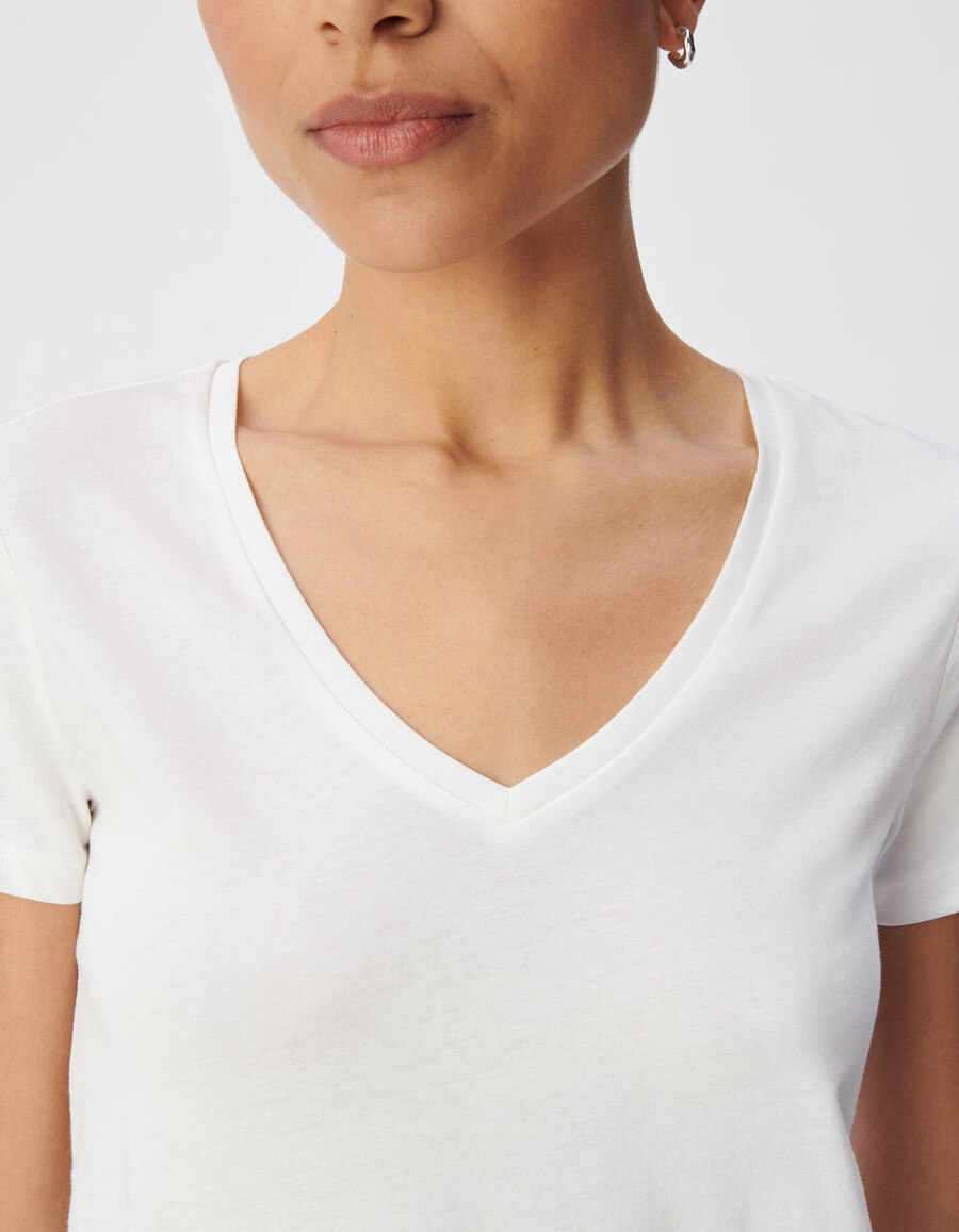 weißes damen-t-shirt mit v-ausschnitt und chevron-stickerei am rücken