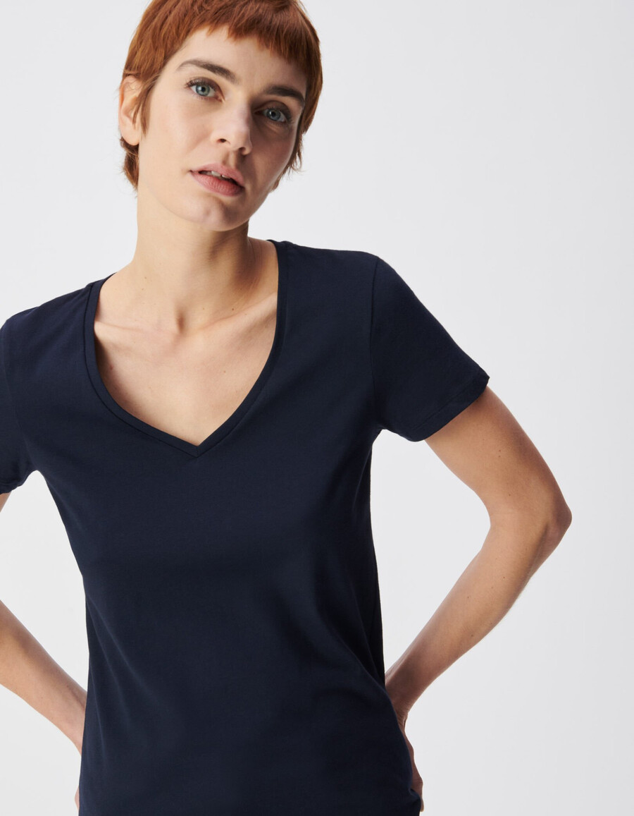 damen-t-shirt mit v-ausschnitt und chevron-stickerei im marineblau