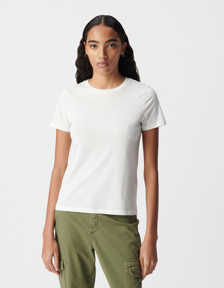 weißes damen-t-shirt mit rundhalsausschnitt besticktem chevron-muster am rücken