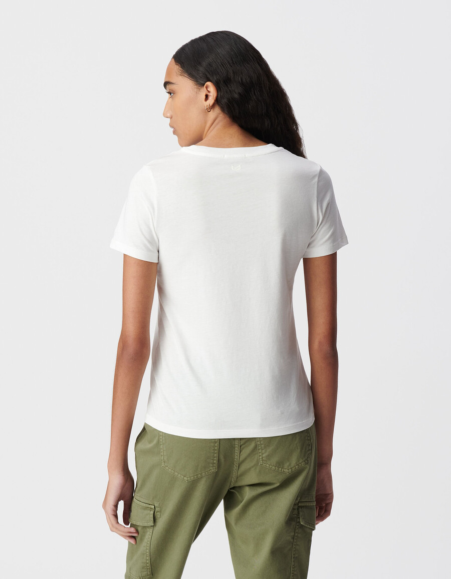 weißes damen-t-shirt mit rundhalsausschnitt besticktem chevron-muster am rücken