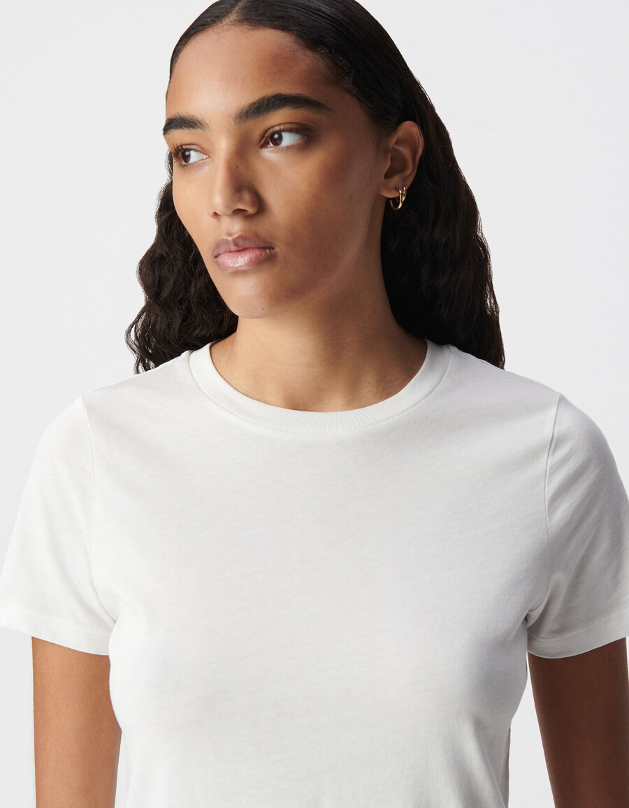 weißes damen-t-shirt mit rundhalsausschnitt besticktem chevron-muster am rücken