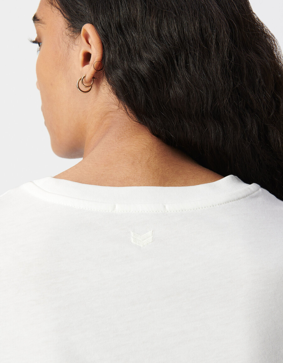 weißes damen-t-shirt mit rundhalsausschnitt besticktem chevron-muster am rücken