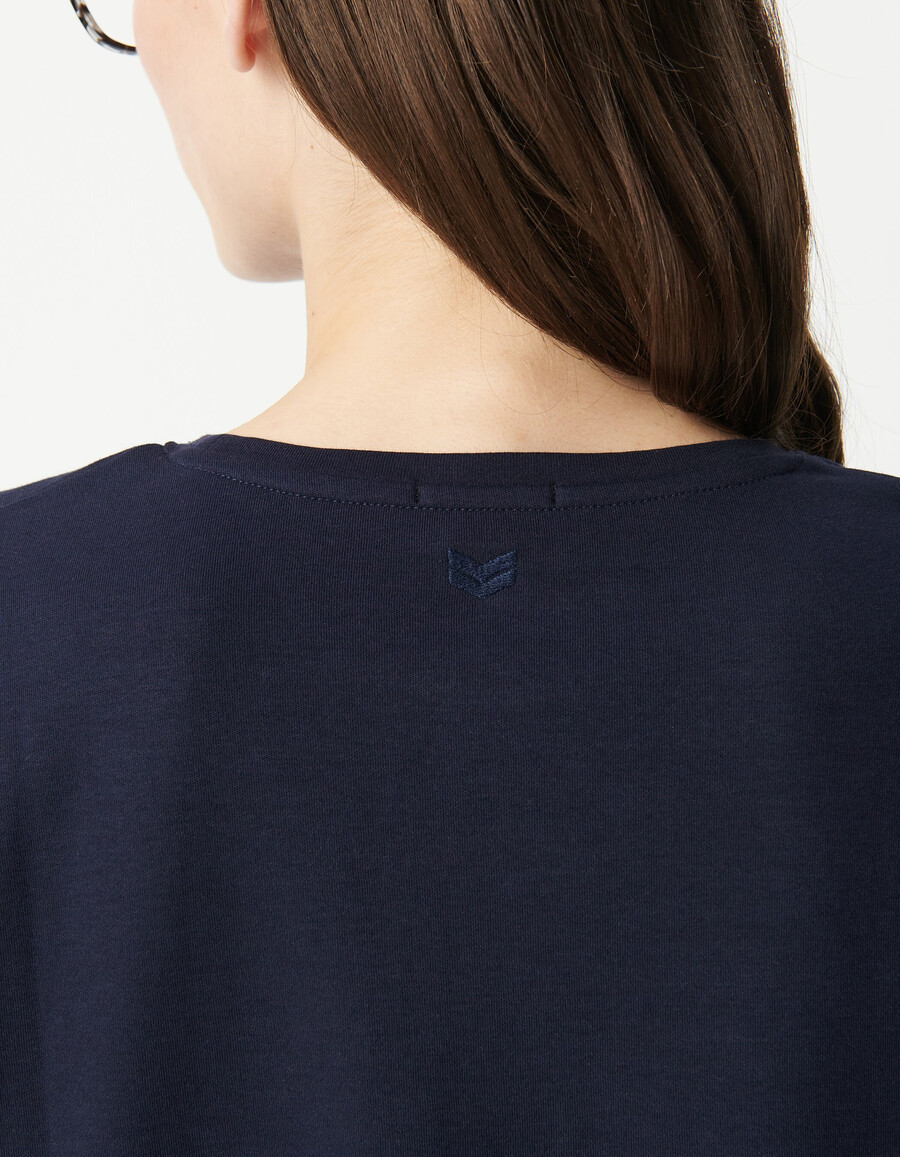 damen-t-shirt mit chevron-stickerei am rücken und rundhalsausschnitt in marineblau