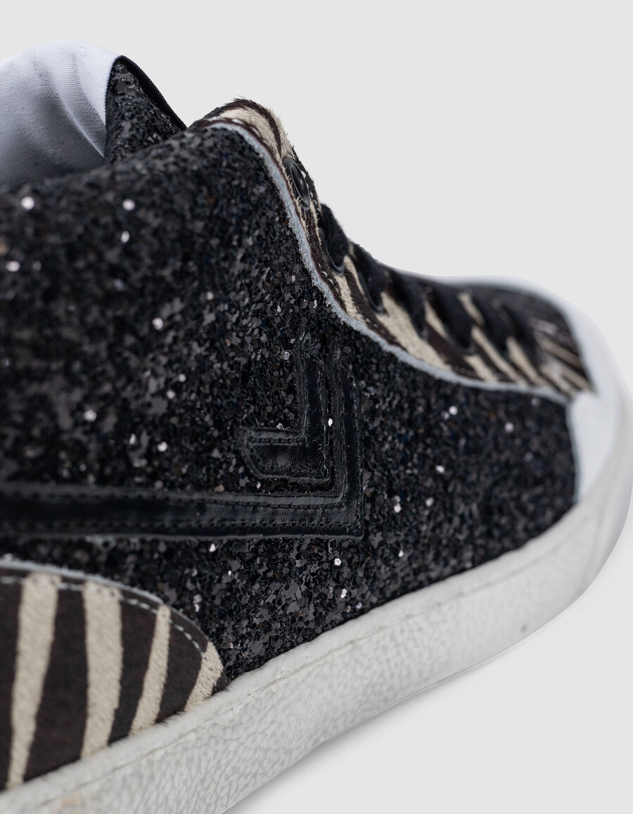 schwarze damen-sneaker mit mikro-pailletten und zebra-leder