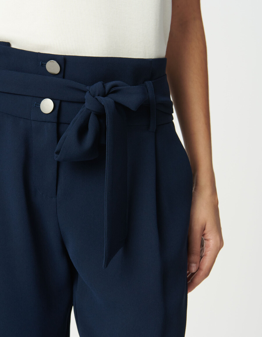 marineblaue hochgeschnittene hose mit gürtel
