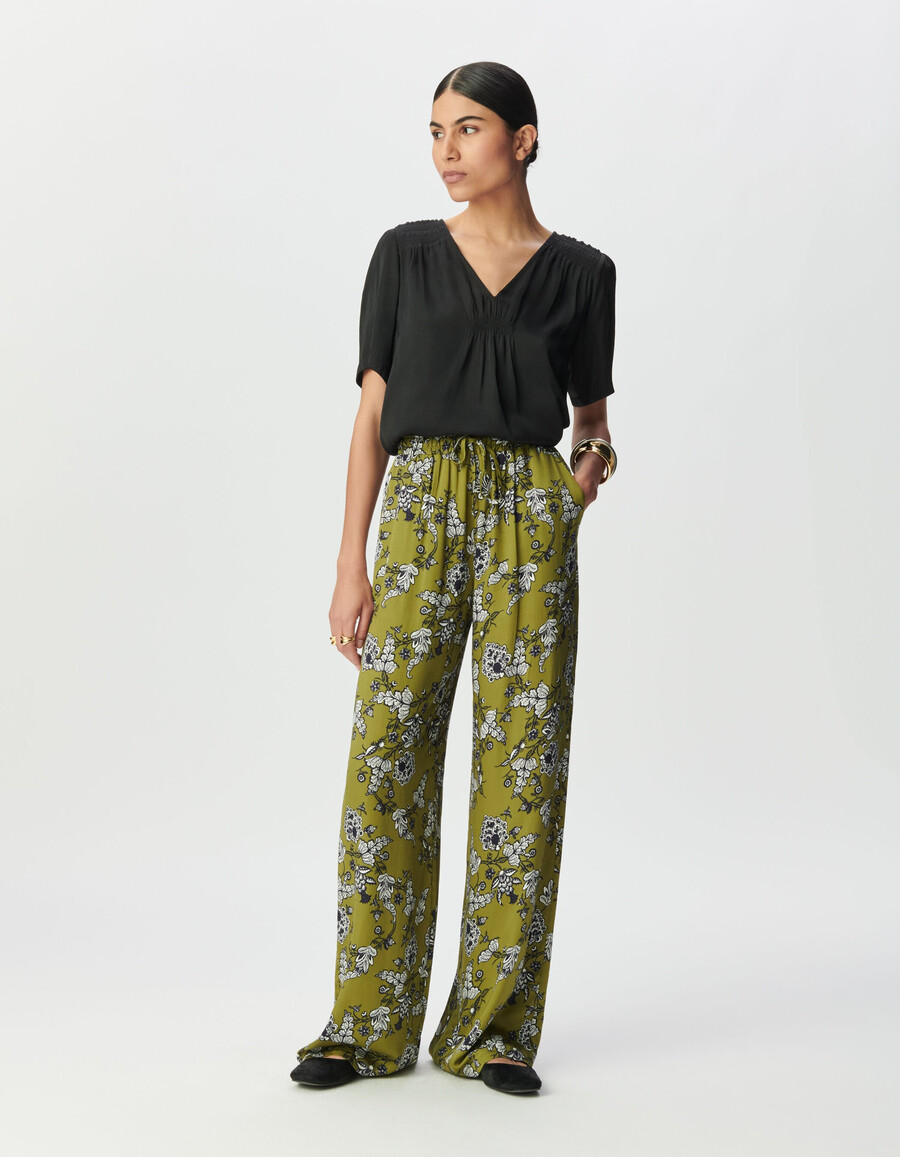 grüne damenhose mit weitem bein und blumenmuster