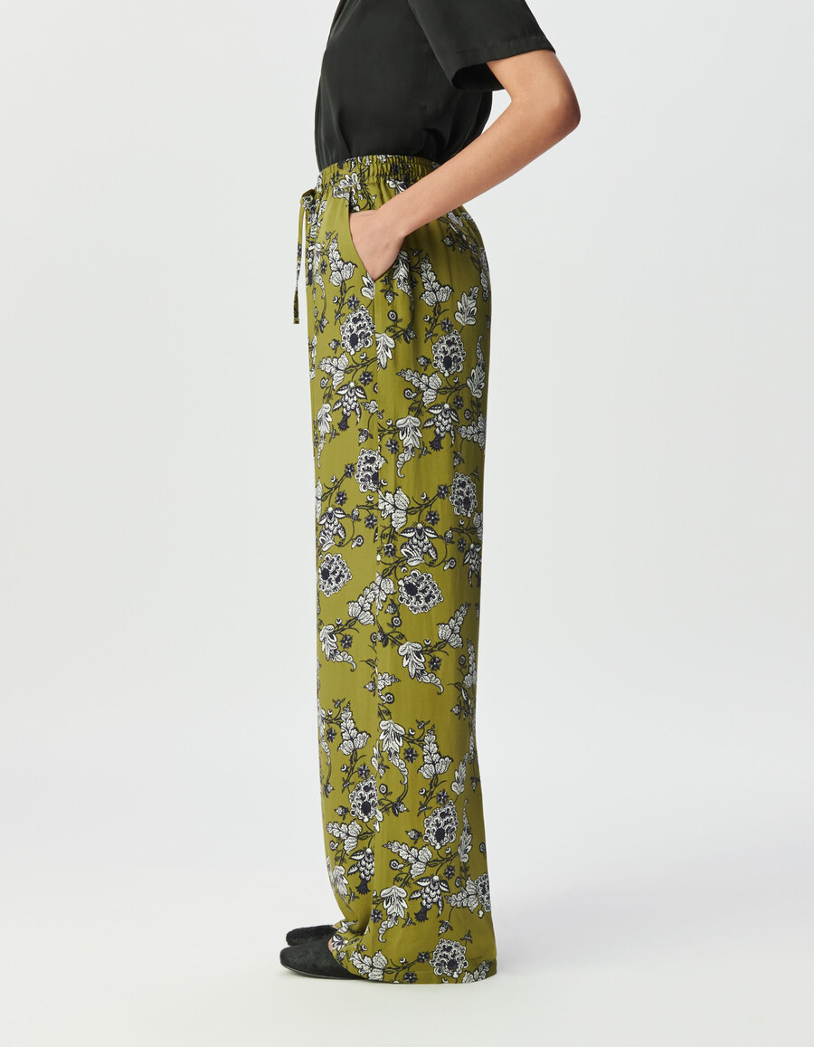 grüne damenhose mit weitem bein und blumenmuster