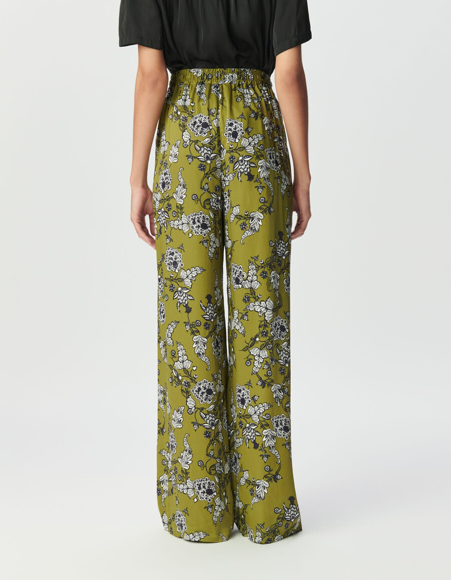 grüne damenhose mit weitem bein und blumenmuster