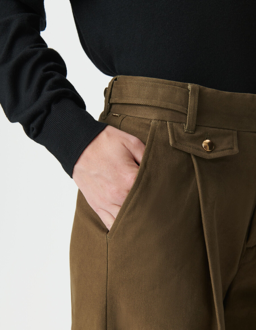 khakifarbene gabardine-hose für damen mit weitem bein