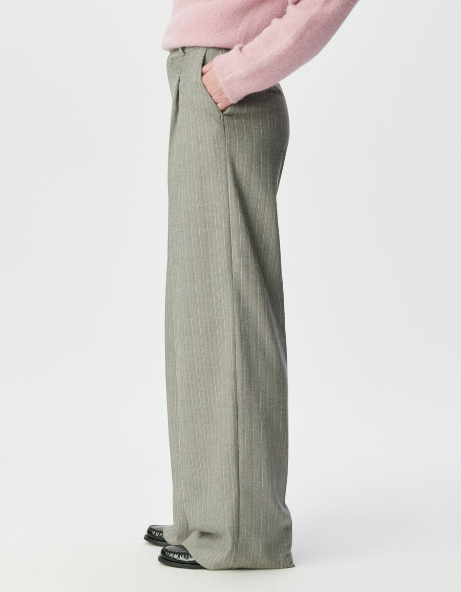 graue damen-anzughose mit rosa streifen