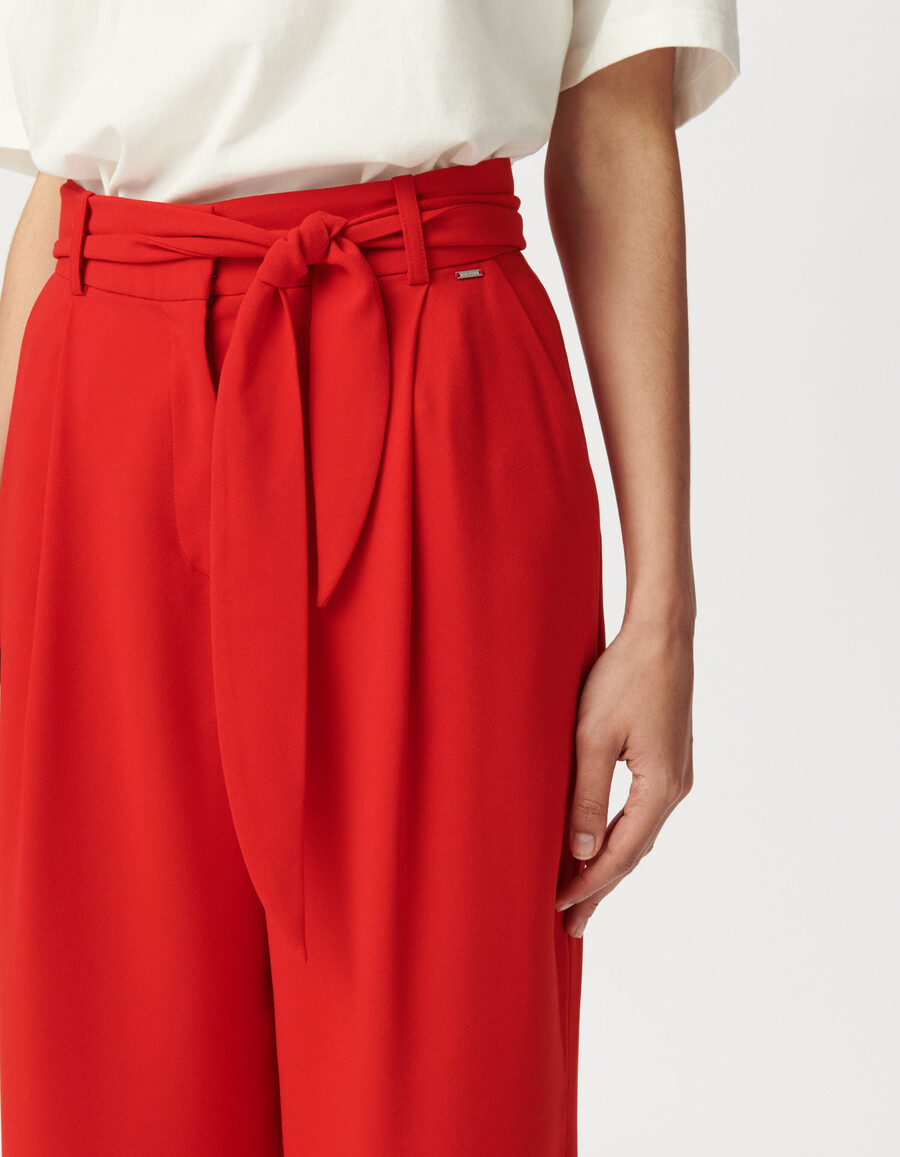 rote damen-anzughose mit weitem bein und gürtel