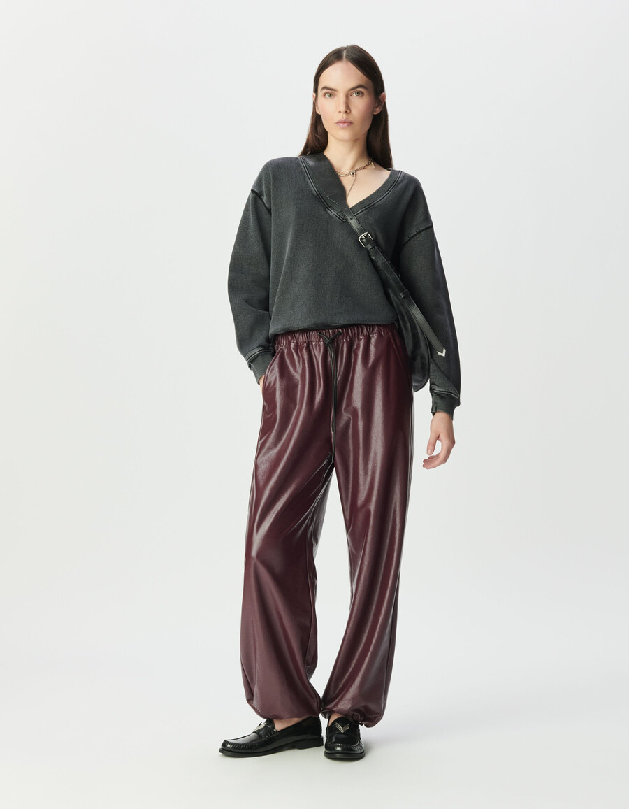 damenhose in burgunderrot mit vinyl-optik