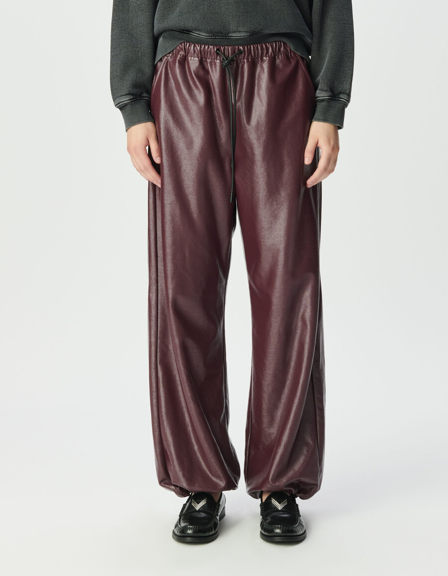 damenhose in burgunderrot mit vinyl-optik