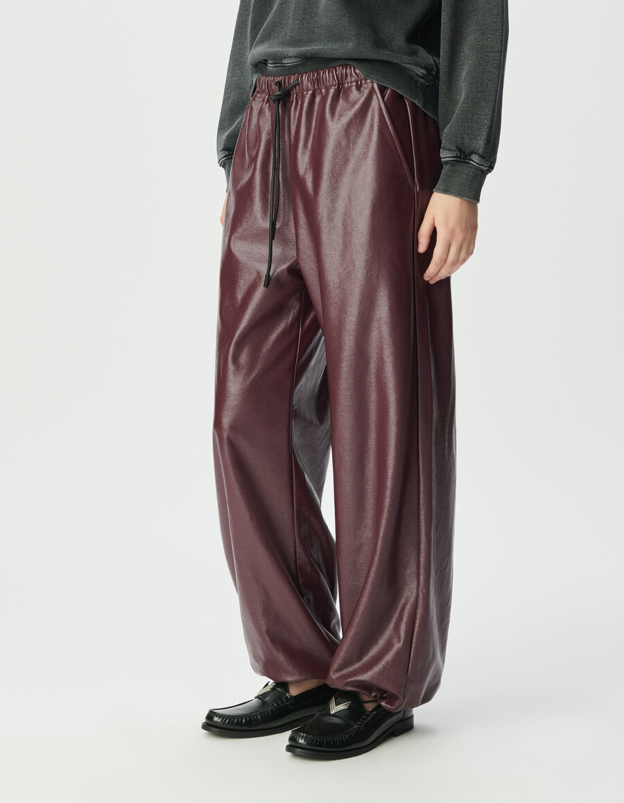 damenhose in burgunderrot mit vinyl-optik