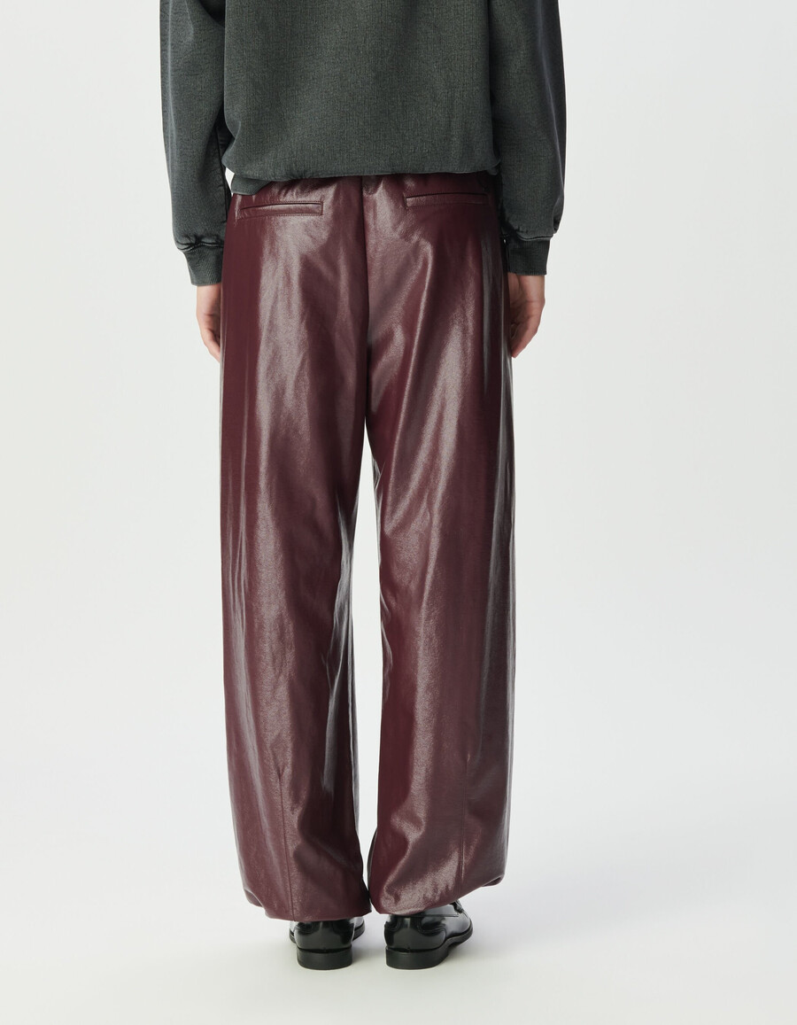 damenhose in burgunderrot mit vinyl-optik