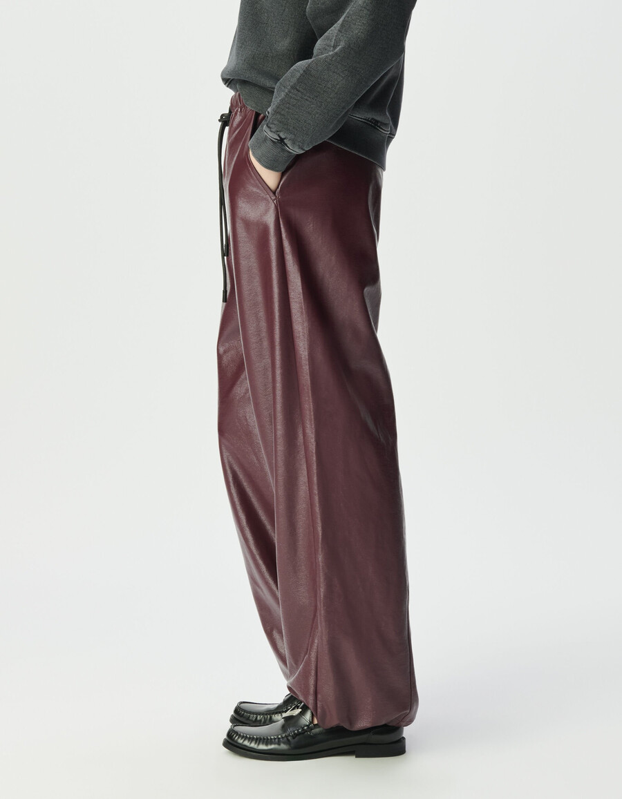 damenhose in burgunderrot mit vinyl-optik