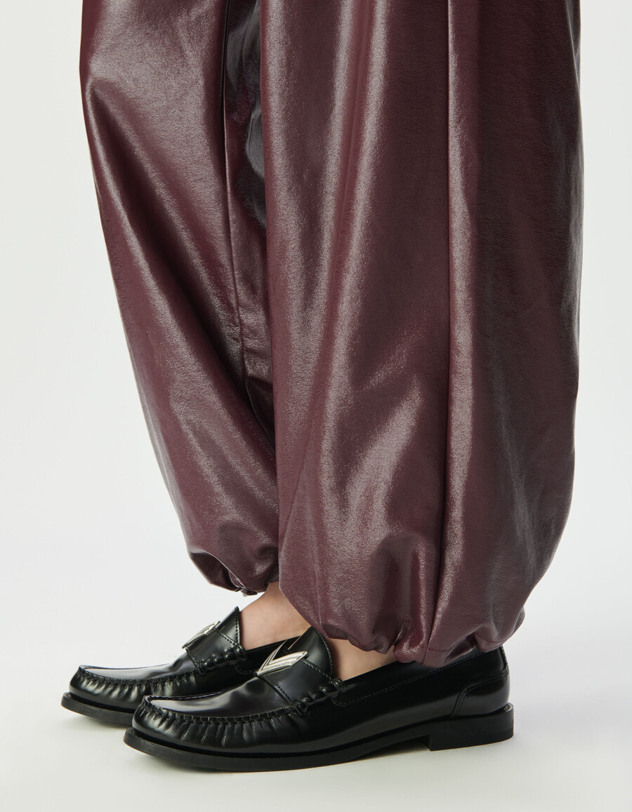 damenhose in burgunderrot mit vinyl-optik