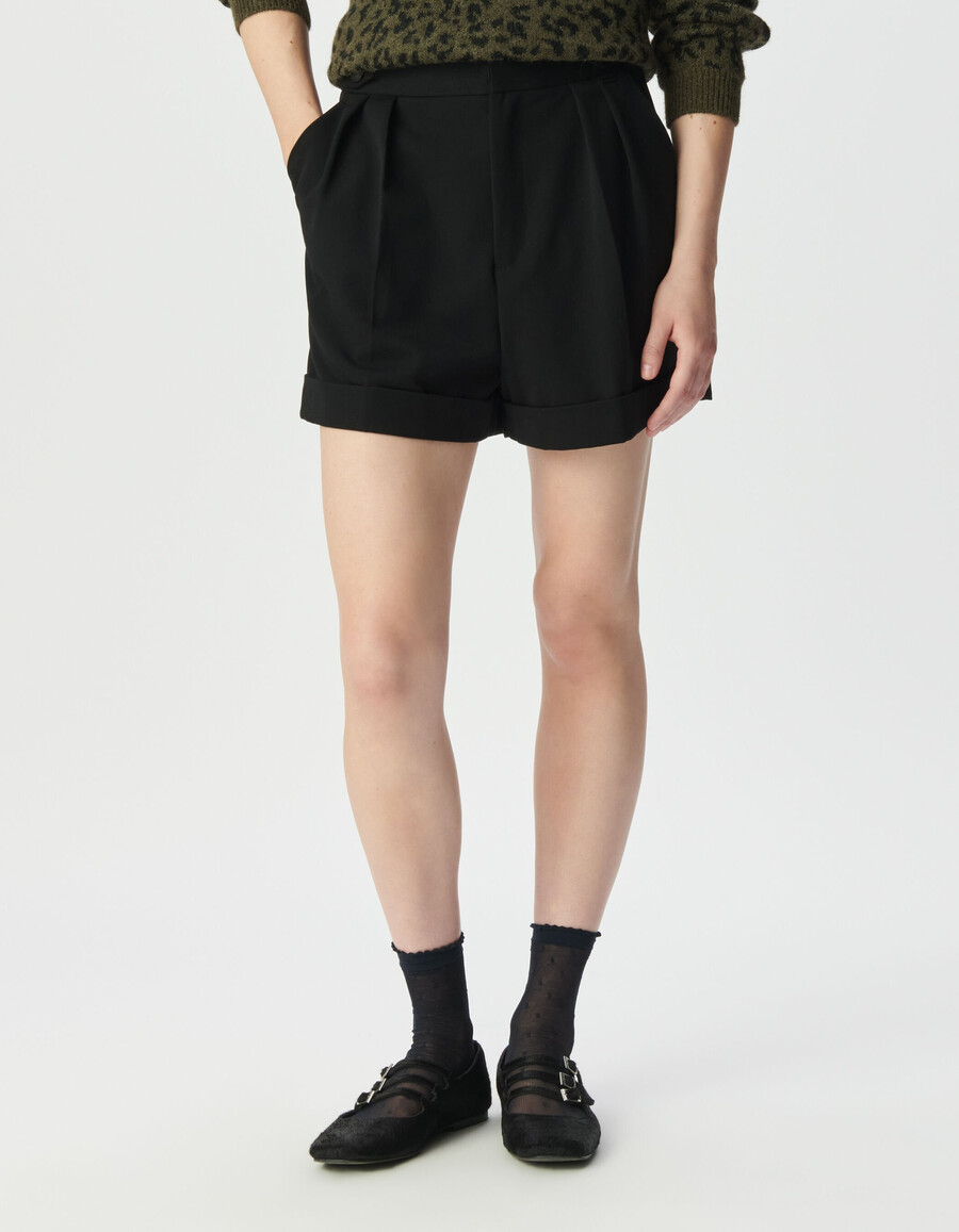 schwarze weite damenshorts mit umschlag