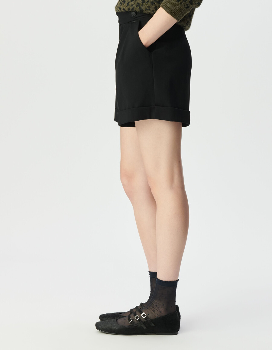 schwarze weite damenshorts mit umschlag